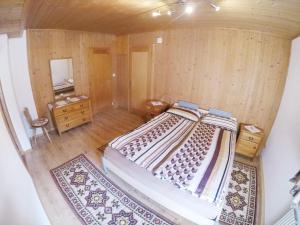 einen Blick über ein Schlafzimmer mit einem Bett und einem Spiegel in der Unterkunft Gemütliche Ferienwohnung im Berner Oberland in Sankt Stephan