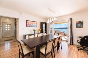 comedor y sala de estar con mesa y sillas en One-Bedroom Apartment Crikvenica near Sea 2, en Dramalj