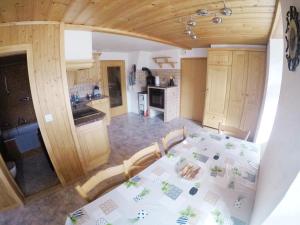 a kitchen and dining room with a table and chairs at Gemütliche Ferienwohnung im Berner Oberland in Sankt Stephan