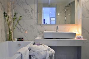 A bathroom at TRYP by Wyndham Corfu Dassia