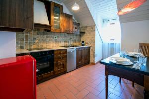 una cucina con armadi in legno e un tavolo con piatti di Il Florino Maia a Merano