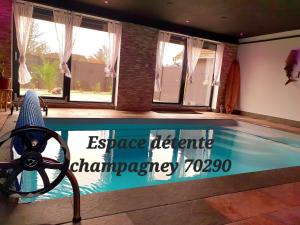 Bazén v ubytování Espace détente Champagney nebo v jeho okolí + 10 fotografií