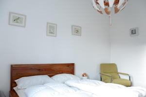 ザスニッツにあるFerienwohnung "Kleines Glück auf 100qm" - min 3 nights, max 5 persのベッドルーム1室(白いベッド2台、椅子付)