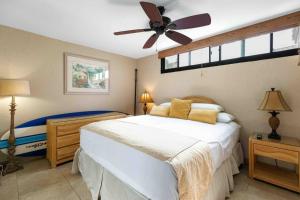 1 dormitorio con 1 cama y ventilador de techo en Panoramic Ocean View 1BR Condo Suite 150 feet from the Ocean at Papakea Ocean Front Resort condo, en Kahana