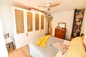 Llit o llits en una habitació de Your Home in Seville