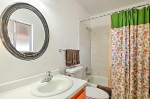 Koupelna v ubytování Bryce Canyon Area House with Mountain Views!