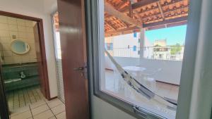una puerta corredera de cristal con vistas a un balcón en Residencial Las Rocas II, en Florianópolis
