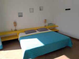 En eller flere senger på et rom på Residencia Jacarandas
