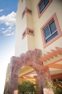 un bâtiment avec une arche devant lui dans l'établissement Hotel Conquistador, à Mazatlán