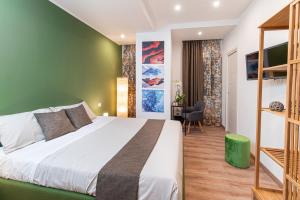 a bedroom with a bed and a green wall at Neocore in Naples