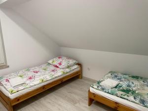 Łóżko lub łóżka w pokoju w obiekcie Apartament Wierzawice