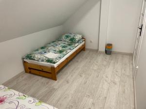Łóżko lub łóżka w pokoju w obiekcie Apartament Wierzawice