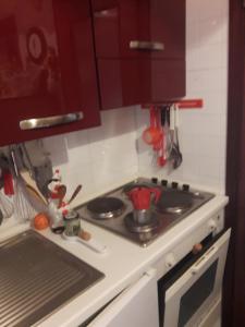 een keuken met een kookplaat met een pot erop bij RESIDENCE KORMORANO MALCESINE in Malcesine