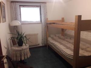 een slaapkamer met twee stapelbedden en een raam bij RESIDENCE KORMORANO MALCESINE in Malcesine +8 foto's