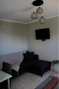 Televízia a/alebo spoločenská miestnosť v ubytovaní Dina’s house 2