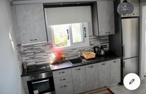 Kuchyňa alebo kuchynka v ubytovaní Dina’s house 2