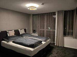 A bed or beds in a room at Zimmer & Appartements am Schloßplatz