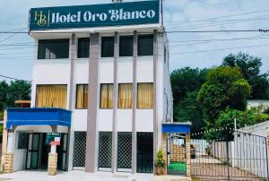 un edificio con un cartel que lee Hotel Opera Blanca en Hotel Oro Blanco, en Atacames