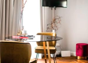 - une salle à manger avec une table et deux chaises dans l'établissement Exclusive calm and designer flat - Yael's apartments - Charlottenburg by Arbio, à Berlin