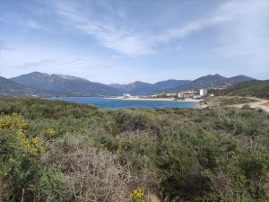 a view of a lake with mountains in the background at A Casa Vadiiolina - Chambres d'hôtes d'exception in Sollacaro