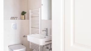 Ένα μπάνιο στο Arbio I Design Studio near Charlottenburg Palace