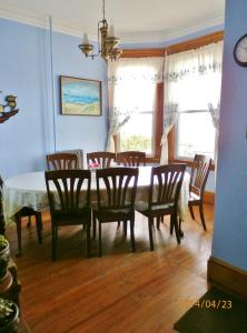 een eetkamer met een tafel en stoelen bij Harbor House Bed and Breakfast in Staten Island