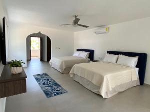 クエルナバカにあるHotel Marjabaのベッドルーム1室(ベッド2台、シーリングファン付)