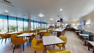 Restaurace v ubytování Clarion Pointe Galveston - Beachfront + 104 fotografií