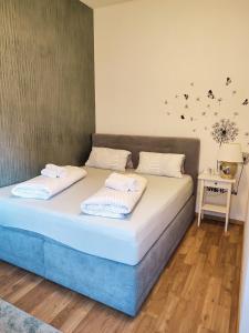 sypialnia z łóżkiem z dwoma ręcznikami w obiekcie Ferienwohnung Susanna w mieście Friedrichshafen