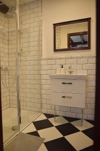 a bathroom with a sink and a mirror at Apartament na Piernikarskiej in Toruń
