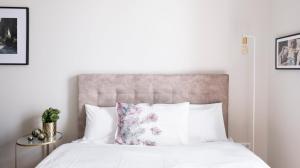 Ένα ή περισσότερα κρεβάτια σε δωμάτιο στο Arbio I Design Studio near Charlottenburg Palace