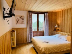 Tempat tidur dalam kamar di L'Arveyron Open House