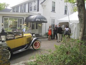 un coche viejo aparcado frente a una casa en The Olde Village Inn en Centreville