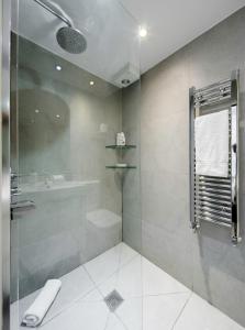 Elegant Earl's Court 2 Bedroom Flat Just 4 Minutes from Tube