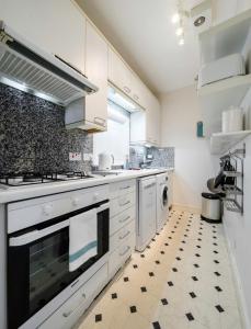 Elegant Earl's Court 2 Bedroom Flat Just 4 Minutes from Tube