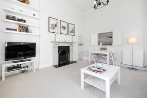 Elegant Earl's Court 2 Bedroom Flat Just 4 Minutes from Tube