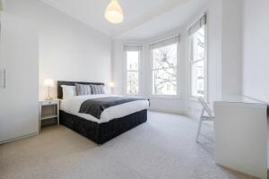 Elegant Earl's Court 2 Bedroom Flat Just 4 Minutes from Tube