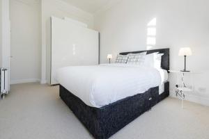 Elegant Earl's Court 2 Bedroom Flat Just 4 Minutes from Tube
