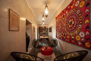 Pokój z krzesłami i obrazem na ścianie w obiekcie Dar Le Fennec w Marakeszu
