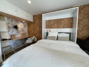 een slaapkamer met een groot wit bed. bij Le Cottage près Obernai in Klingenthal