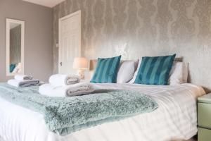 Katil atau katil-katil dalam bilik di Relaxing - 3 Bed - Entire Home - Serviced Accommodation - In Heart Of Northumberland