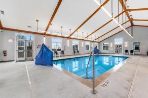 une grande piscine intérieure d'eau bleue dans un bâtiment dans l'établissement Sugar Ski 632, à Sugar Mountain