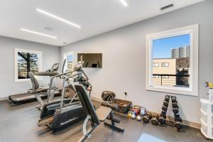 un gimnasio con equipo cardiovascular y ventanas en una casa en Sugar Ski 11-202, en Sugar Mountain