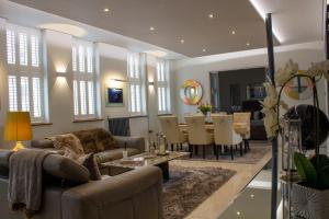 Ruang duduk di Liberty at Utopia Penthouse by MGroupSA