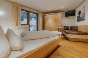 1 dormitorio con cama y sofá en Wittwerhus, en Gaschurn