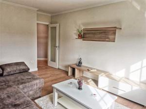 een woonkamer met een bank en een salontafel bij APTO. SANXURXO in Camariñas