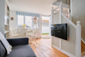TV a/nebo společenská místnost v ubytování Gwithian, Sea Dream Beach Chalet