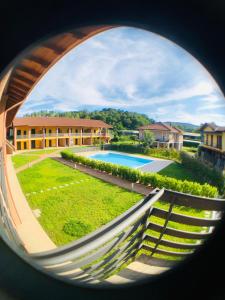 - Vistas circulares a una casa con piscina en Appartamento Paradise, en Borgo Ticino