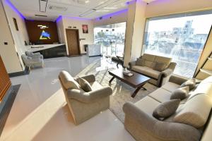 Χώρος καθιστικού στο Summit Hotel Suites - القمة للأجنحة الفندقيه
