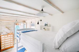 מיטה או מיטות בחדר ב-Gwithian, Sea Dream Beach Chalet